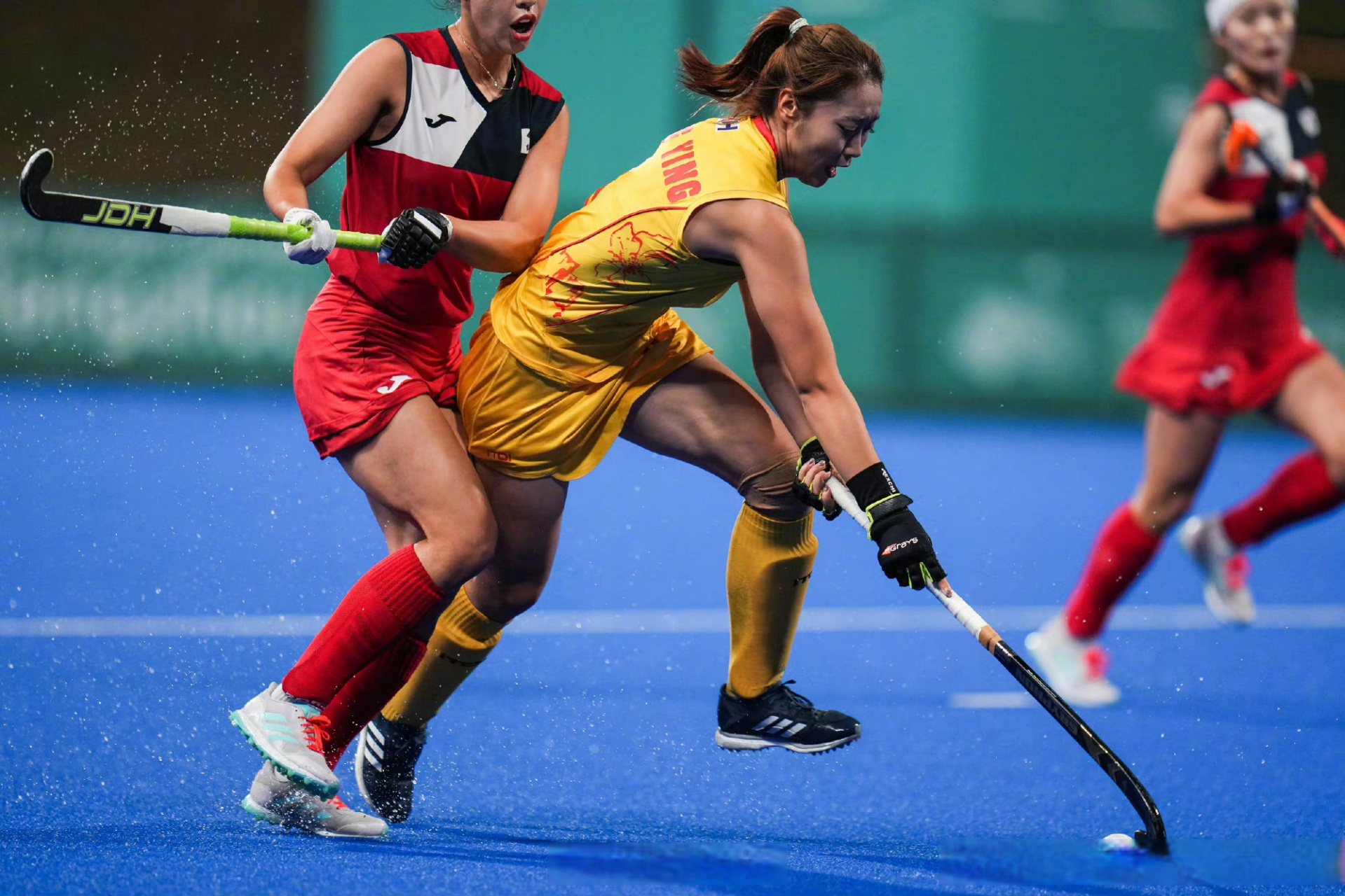 开云体育视频直播-曲棍球选手挑战对手，迎难而上